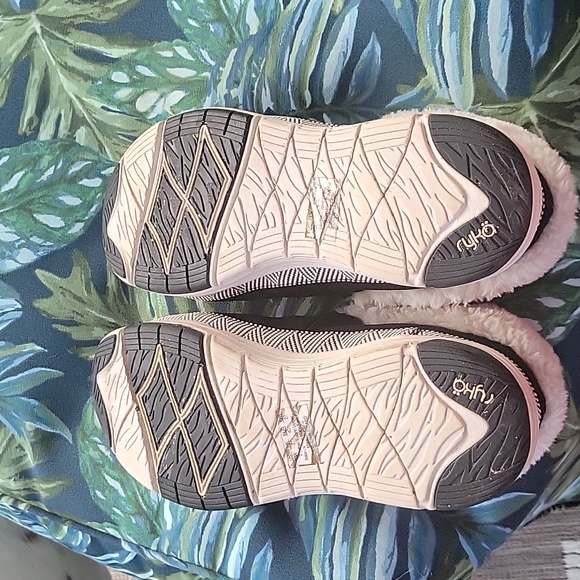 Rarely worn pull on leather sketchers with fsyx fur - Picture 3 of 8